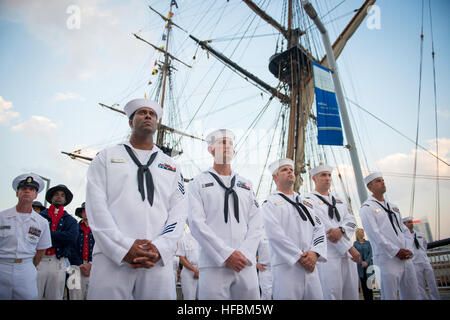 Seeleute der USS de Wert (FFG 45) nehmen an Bord der US Brig Niagara während der Detroit Navy Week 2012 teil, die an das 200-jährige Jubiläum des Krieges von 1812 erinnert und Mitarbeiter der US Navy, des Marine Corps, der Küstenwache und der Royal Canadian Navy beherbergt. Stockfoto