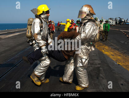 Rotes Meer (11. Oktober 2012) Matrosen in Feuerwehr-Anzügen tragen einen simulierten Unfall während einer Übung auf dem Flugdeck des Flugzeugträgers USS Enterprise (CVN-65). Unternehmen in den USA bereitgestellt wird 5. Flotte Aufgabengebiet Durchführung von maritimer Sicherheitsoperationen, Theater Sicherheitsbemühungen Zusammenarbeit und Unterstützung Missionen im Rahmen der Operation Enduring Freedom. Der US-Marine ist zuverlässig, flexibel und bereit, auf, über und unter dem Meeresspiegel weltweit zu reagieren. Nehmen Sie das Gespräch in den sozialen Medien mit #warfighting. (Foto: U.S. Navy Mass Communication Specialist 3. Cla Stockfoto