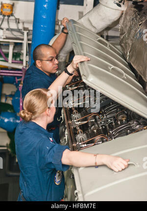 Arabisches Meer (8. November 2012) Segler heben die Motorabdeckung auf die Nummer zwei Diesel-Notstrom-Generator an Bord des Flugzeugträgers USS John C. Stennis (CVN-74). John C. Stennis ist in den USA bereitgestellt 5. Flotte Aufgabengebiet Durchführung von maritimer Sicherheitsoperationen, Theater Sicherheitsbemühungen Zusammenarbeit und Unterstützung Missionen für die Operation Enduring Freedom. (Foto: U.S. Navy Mass Communication Specialist 3. Klasse Will Tyndall/freigegeben) 121108-N-GC412-001 beitreten das Gespräch http://www.facebook.com/USNavy http://www.twitter.com/USNavy http://navylive.dodlive.mil - offizielle US Stockfoto