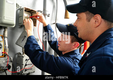 110602-N-VL413-011 YOKOSUKA, Japan (2. Juni 2011) innere Kommunikation Elektriker Feuerwehrmann Michael Colonna, links von Sterling Heights, Michigan, und innere Kommunikation Elektriker 3. Klasse Anthony King aus Nacogdoches, Texas, prüft, ob Spannung auf einem Flugzeugträger Aufzug Bell Summer Circuit bei einem Dock an Bord des Flugzeugträgers USS George Washington (CVN-73). George Washington ist der US-Marine nur Vollzeit vorwärts bereitgestellt Flugzeugträger, Gridley in Yokosuka, Japan, und sorgt für Sicherheit und Stabilität über den westlichen Pazifik. (U.S. Navy Photo von Masse Stockfoto