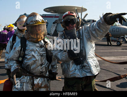 Rotes Meer (11. Oktober 2012) Matrosen tragen Brandbekämpfung bereiten Klagen, das Gebiet nach einer simulierten Flugzeug Feuer während einer Übung auf dem Flugdeck des Flugzeugträgers USS Enterprise (CVN-65) zu löschen. Unternehmen in den USA bereitgestellt wird 5. Flotte Aufgabengebiet Durchführung von maritimer Sicherheitsoperationen, Theater Sicherheitsbemühungen Zusammenarbeit und Unterstützung Missionen im Rahmen der Operation Enduring Freedom. Der US-Marine ist zuverlässig, flexibel und bereit, auf, über und unter dem Meeresspiegel weltweit zu reagieren. Nehmen Sie das Gespräch in den sozialen Medien mit #warfighting. (U.S. Navy Photo von Masse C Stockfoto