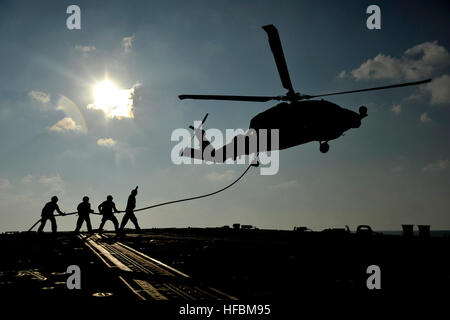 Arabisches Meer (5. November 2012) Seeleute an Bord der geführte Flugkörper-Zerstörer USS Jason Dunham (DDG-109) halten Kraftstoffschlauch in Luftbetankung eines SH-60 b Sea Hawk-Hubschrauber, die stolz Krieger der Hubschrauber Anti-Submarine Squadron Licht (HSL) 42, det 7 zugewiesen. Jason Dunham ist in den USA bereitgestellt 5. Flotte Aufgabengebiet Durchführung von maritimer Sicherheitsoperationen, Theater Sicherheitsbemühungen Zusammenarbeit und Unterstützung Missionen für die Operation Enduring Freedom. (Foto: U.S. Navy Mass Communication Specialist 2. Klasse Deven B. King/freigegeben) 121105-N-XQ375-245 beitreten das Gespräch h Stockfoto