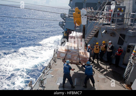 Pazifik (16. September 2012) Seeleute an Bord der geführte Flugkörper-Zerstörer USS Mustin (DDG-89) führen ein Nachschub auf dem Meer mit dem Military Sealift Command Trockenfracht und Munition Schiff USNS Amelia Earhart (T-AKE-6) während der Valiant Shield 2012. Valiant Shield ist eine integrierte Übung, die die Möglichkeit, Marine, Luftwaffe und Marine Corps Vermögenswerte in einem blauen Umfeld integrieren kann. (Foto: U.S. Navy Mass Communication Specialist 2. Klasse Devon Dow/freigegeben) 120916-N-MU720-128 beitreten das Gespräch www.facebook.com/USNavy www.twitter.com/USNavy navylive.dodlive.mil - Office Stockfoto