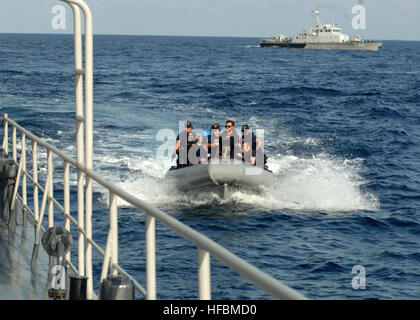 Golf von THAILAND (25. Oktober 2012) Mitglieder des Besuchs, Board, Durchsuchung und Beschlagnahme Teams aus der geführte Flugkörper-Fregatte USS Vandergrift (FFG 48) bereiten die kambodschanischen Marine an Bord patrouillieren Handwerk PC 1142 während flott Bereitschaft Zusammenarbeit und Ausbildung (CARAT) Kambodscha 2012. Karat ist eine Reihe von bilateralen militärischen Übungen zwischen der US-Marine und die Streitkräfte von Bangladesch, Brunei, Kambodscha, Indonesien, Malaysia, Philippinen, Singapur, Thailand und Timor Leste. Der US-Marine ist zuverlässig, flexibel und bereit, auf, über und unter dem Meeresspiegel weltweit zu reagieren. Die Gespräch o beitreten Stockfoto