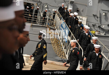 120309-N-YR391-130 MAYPORT, Florida (9. März 2012) Segler zugewiesen, die geführte Raketen Fregatte USS John L. Hall (FFG 32) aussteigen, das Schiff zum letzten Mal im Rahmen des Schiffs Stilllegung Zeremonie am Naval Station Mayport. Hall, benannt zu Ehren von Admiral John L. Hall Jr., ist seit Juni 1982 im Dienst der US Navy. (Foto: U.S. Navy Mass Communication Specialist 2. Klasse Gary Granger Jr./freigegeben) - offizielle US Navy Bilder - Segler USS John L. Hall zum letzten Mal von Bord gehen. Stockfoto