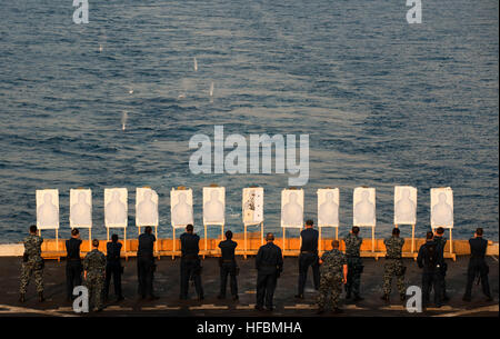 120329-N-PB383-094 Golf von ADEN (29. März 2012) Segler Feuer ihren Dienst 9 mm Pistolen auf Ziele während einer live-Feuer-Kleinwaffen Qualifikation an Bord der amphibischen Transportschiff der Dock USS New Orleans (LPD-18). New Orleans und eingeschifften Marines, die 11. Marine Expeditionary Unit zugeordnet (11. MEU) sind als Bestandteil der Makin Insel amphibische bereit, Unterstützung von maritimer Sicherheitsoperationen und Sicherheitsbemühungen Zusammenarbeit Theater in den USA im Einsatz 5. Flotte Aufgabengebiet. (Foto: U.S. Navy Mass Communication Specialist 2. Klasse Dominique Pineiro/freigegeben)-offizielle US Stockfoto