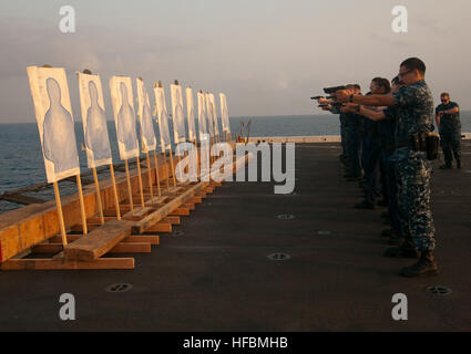 120329-N-PB383-044 Golf von ADEN (29. März 2012) Segler Feuer ihren Dienst 9 mm Pistolen auf Ziele während einer live-Feuer-Kleinwaffen Qualifikation an Bord der amphibischen Transportschiff der Dock USS New Orleans (LPD-18). New Orleans und eingeschifften Marines, die 11. Marine Expeditionary Unit zugeordnet (11. MEU) sind als Bestandteil der Makin Insel amphibische bereit, Unterstützung von maritimer Sicherheitsoperationen und Sicherheitsbemühungen Zusammenarbeit Theater in den USA im Einsatz 5. Flotte Aufgabengebiet. (Foto: U.S. Navy Mass Communication Specialist 2. Klasse Dominique Pineiro/freigegeben)-offizielle US Stockfoto