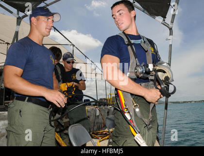 110407-N-QY759-008-POLARIS-POINT, Guam (7. April 2011) Navy Diver 3. Klasse Kyle Fox, der das u-Boot-tender USS Frank Kabel (AS 40), unterstützt Hospital Corpsman 3. Klasse Jason Kantorik mit einem Hauch Schlauch Check vor dem Tauchgang. Frank Cable unterhält und unterstützt u-Boote und Überwasserschiffe eingesetzt in den USA 7. Flotte Aufgabengebiet. (Foto: U.S. Navy Mass Communication Specialist 2. Klasse David R. Krigbaum/freigegeben) - offizielle US Navy Bilder - Segler aus dem u-Boot USS Frank Cable Ausschreibung, unterstützen mit Luft-Schlauch-Check vor dem Tauchen Stockfoto