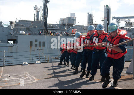 Pazifik (16. September 2012) Seeleute an Bord der geführte Flugkörper-Zerstörer USS Mustin (DDG-89) ausführen Linie Handhabung während einer Auffüllung am Meer mit dem Military Sealift Command Trockenfracht und Munition Schiff USNS Amelia Earhart (T-AKE-6) während der Valiant Shield 2012. Valiant Shield ist eine integrierte Übung, die die Möglichkeit, Marine, Luftwaffe und Marine Corps Vermögenswerte in einem blauen Umfeld integrieren kann. (Foto: U.S. Navy Mass Communication Specialist 2. Klasse Devon Dow/freigegeben) 120916-N-MU720-070 beitreten das Gespräch www.facebook.com/USNavy www.twitter.com/USNavy Navylive. Stockfoto