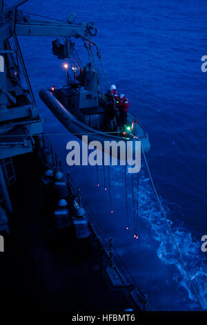 120907-N-TX154-108 Pazifik (7. September 2012) Segler zugewiesen der Ticonderoga-Klasse geführte Flugkörper Kreuzer USS Cowpens (CG-63) starten ein Festrumpf-Schlauchboot vom Hafen Seite Bootsdeck zu zwei erzielbaren Übung Torpedos zu erholen. Die Torpedos wurden mit Hubschraubern von den Kriegsherren der Hubschrauber Anti-Submarine Squadron Licht (HSL) 51 kurz vor Sonnenuntergang ins Leben gerufen. Cowpens ist Teil des George Washington Carrier Strike Group, der U.S. Navy nur vorwärts Carrier Strike Group mit Sitz aus Yokosuka, Japan im Einsatz und führt derzeit eine Routine Westpazifik Patrouille. (US-Nav Stockfoto