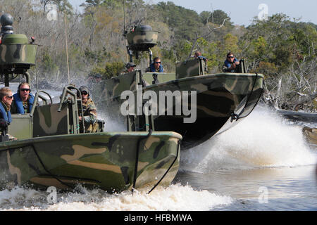 110322-N-YO394-098 CAMP LEJEUNE, North Carolina (22. März 2011) Segler Riverine Squadron (RIVRON) 3 und Marines von Royal niederländischen Marine Korps zugewiesen führen eine richtige Echelon-Manöver in Fließgewässer Sturmboote während einer dreiwöchigen Kreuz-Übung zum Austausch von Taktiken und Fähigkeiten zu verfeinern. (Foto: U.S. Navy Mass Communication Specialist 2. Klasse Paul D. Williams/freigegeben) - offizielle US Navy Bilder - Segler Handsignale riverine Boote während des Trainings mit niederländischen Marines. Stockfoto