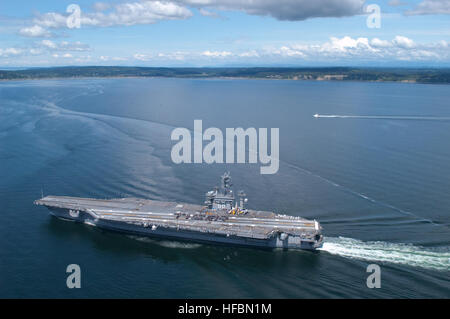 120524-N-MZ309-024 PUGET SOUND, Washington (24. Mai 2012) Segler Mensch die Schienen als Tiger versammeln sich die Teilnehmer Cruise um ihre Reise mit einem Zauber auf dem Flugdeck des Flugzeugträgers USS Nimitz (CVN-68) zu gedenken. Die Tiger-Kreuzfahrt können Matrosen und Marinesoldaten einzuführen, ihre Familie und Freunde an Bord Leben hautnah zu erleben. (Foto: U.S. Navy Mass Communication Specialist 3. Klasse Ryan Riley/freigegeben) - offizielle US Navy Bilder - Segler Mann die Schienen wie Tiger Teilnehmer versammeln sich anlässlich ihrer Reise Kreuzfahrt. Stockfoto