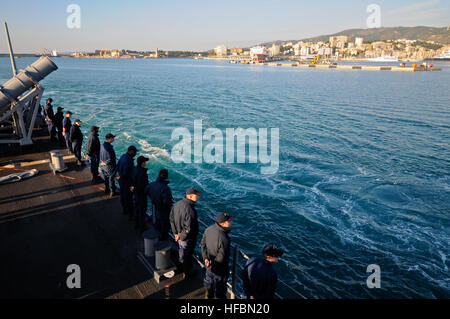 111127-N-YM590-032 PALMA DE MALLORCA, Spanien (27. November 2011) Segler Mann die Schienen auf die Pfauentaube geführte Flugkörper Kreuzer USS Anzio (CG-68), weil das Schiff fährt ab Palma De Mallorca, Spanien. Anzio ist in den USA bereitgestellt 6. Flotte Aufgabengebiet Durchführung von maritimen Sicherheits-Operationen und Sicherheitsbemühungen Zusammenarbeit Theater. (Foto: U.S. Navy Mass Communication Specialist 2. Klasse Brian M. Brooks/freigegeben) - offizielle US Navy Bilder - Segler Mann die Schienen auf dem Fantail. Stockfoto