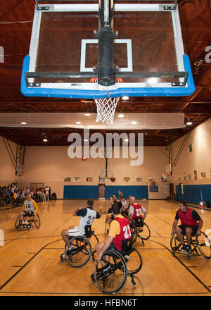 SAN DIEGO (29. Oktober 2012) Verwundeten Krieger und Heerführer in einem Rollstuhl-Basketball-Spiel im Naval Medical Center San Diego zu beteiligen. Das Spiel in Verbindung mit der Abteilung der Marine Verwundeten Krieger mieten und unterstützen Konferenz stattfand, eine zweitägige Konferenz zielte darauf ab, sicherzustellen, dass die Verwundeten Krieger Unterstützung haben, wenn sie zivile Beschäftigung nachdem er vom Militärdienst zu suchen. Der US-Marine hat ein 237-Jahr Erbe der verteidigenden Freiheit und projizieren und Schutz von US-Interessen rund um den Globus. Nehmen Sie das Gespräch in den sozialen Medien mit #warfighting. (U.S. Navy Photo von Masse Stockfoto