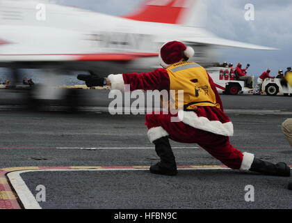 161210-N-VH385-231 Atlantik (10. Dezember 2016) Santa Claus gibt das Signal zum Starten eines T - 45 C Goshawk von Ausbildung Air Wing zwei (TRAWING) 2 auf dem Flugdeck des Flugzeugträgers USS George Washington (CVN-73). George Washington, in Norfolk, Gridley führt im Gange Träger Qualifikationen im Atlantischen Ozean. (Foto: U.S. Navy Petty Officer 3rd Class Wyatt L. Anthony) 161210-N-VH385-231 161210-N-VH385-231 Stockfoto