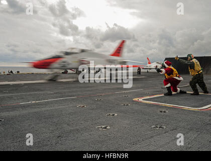 161210-N-VH385-274 Atlantik (10. Dezember 2016) Santa Claus gibt das Signal zum Starten eines T - 45 C Goshawk von Ausbildung Air Wing zwei (TRAWING) 2 auf dem Flugdeck des Flugzeugträgers USS George Washington (CVN-73). George Washington, in Norfolk, Gridley führt im Gange Träger Qualifikationen im Atlantischen Ozean. (Foto: U.S. Navy Petty Officer 3rd Class Wyatt L. Anthony/freigegeben) 161210-N-VH385-274 161210-N-VH385-274 Stockfoto