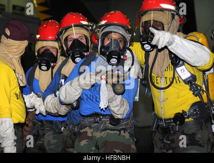 PHILIPPINENSEE (6. November 2012) Luftfahrt Boatswain Mate (Handling) 3. Klasse Brian Haynes, von Walterboro, S.C., rechts leitet Segler, um eine simulierte Brandbekämpfung im Hangar des Flugzeugträgers USS George Washington (CVN-73) Bucht während einer allgemeinen Viertel Drill. George Washington und eingeschifften Carrier Air Wing (CVW) 5 bieten eine kampfbereit Kraft, die schützt und verteidigt das kollektive maritimen Interesse der USA und ihrer Verbündeten und Partner in der Region Asien-Pazifik. (Foto: U.S. Navy Masse Kommunikation Spezialist Seemann Justin Yarborough/freigegeben) 121106-N-JO245-006 beitreten die Ereignisanzeige Stockfoto