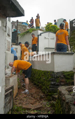 Besatzungsmitglieder an Bord des Militärsealift Command Trockenfracht- und Munitionsschiffs USNS Matthew Perry befestigen während einer vertikalen Auffüllung für humanitäre Hilfe in Nordjapan im Rahmen der Operation Tomodachi Fracht an einem CH-46E Sea Knight Hubschrauber-Hubschrauber-Squadron HMM-262. Stockfoto