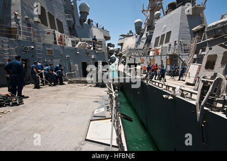 120625-N-WO496-003 MINA SALMAN PIER, Bahrain (25. Juni 2012) Segler, die geführte Flugkörper-Zerstörer USS Porter (DDG-78), rechten und USS Milius (DDG-69) zugewiesen entfernen Gangplank zwischen ihren zwei Schiffen als Porter bereitet, Bahrain abzuweichen. Beide Schiffe werden in den USA bereitgestellt 5. Flotte Aufgabengebiet Durchführung von maritimen Sicherheits-Operationen und Sicherheitsbemühungen Zusammenarbeit Theater. (Foto: U.S. Navy Mass Communication Specialist 2. Klasse Alex Forster/freigegeben) - offizielle US Navy Bilder - Segler entfernen Gangplank zwischen ihren zwei Schiffen als Porter bereitet, Bah abzuweichen Stockfoto