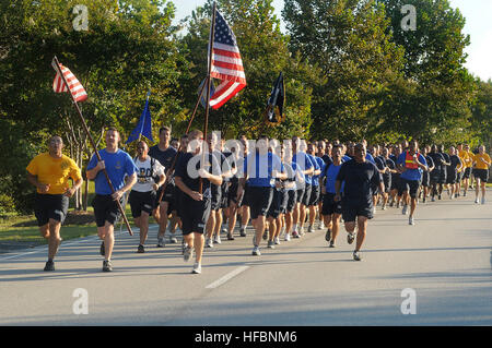 Mehr als 200 Navy Chiefs, Senior Chiefs, Master Chiefs und Chief SELECT der Joint Base Charleston-Weapons Station nehmen am 10. September 2011 am 10. Jährlichen Heritage Run in Patriot's Point, South Carolina, teil. Der Lauf fördert Kameradschaft, Patriotismus, Zusammenhalt und stärkt die Kernwerte der Navy Ehre, Mut und Engagement. Stockfoto