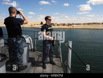 SUEZ-Kanal (12. Oktober 2012) Segler stehen Sicherheit Uhren an Bord des Flugzeugträgers USS Enterprise (CVN-65) während der Fahrt durch den Suezkanal. Unternehmen in den USA bereitgestellt wurde 5. Flotte Aufgabengebiet Durchführung von maritimer Sicherheitsoperationen, Theater Sicherheitsbemühungen Zusammenarbeit und Unterstützung Missionen für die Operation Enduring Freedom. Der US-Marine ist zuverlässig, flexibel und bereit, auf, über und unter dem Meeresspiegel weltweit zu reagieren. Nehmen Sie das Gespräch in den sozialen Medien mit #warfighting. (Foto: U.S. Navy Mass Communication Specialist 1. Klasse Steve Smith/freigegeben) 121012-N-ZI300 - Stockfoto