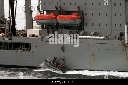 120315-N-PB383-433 Arabisches Meer (15. März 2012) Marines zugewiesen, die 11. Marine Expeditionary Unit (MEU 11.) Maritime Raid Kraft an Bord den Military Sealift Command Flotte Nachschub Öler USNS Guadalupe (200 T-AO) für eine simulierte Besuch, Board, Durchsuchung und Beschlagnahme Mission aus einem Festrumpf Schlauchboot Segler aus der amphibischen Transportschiff der Dock USS New Orleans (LPD 18) betrieben. New Orleans und eingeschifften Marines, die 11. MEU zugeordnet werden als Teil der Makin amphibische bereit Inselgruppe, Unterstützung von maritimer Sicherheitsoperationen und Sicherheitsbemühungen Zusammenarbeit Theater bereitgestellt. Stockfoto