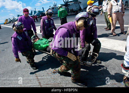 US 7TH FLEET Zuständigkeitsbereich (16. Oktober 2012) Segler heben ein simuliertes Patienten während einer mass Casualty Drill auf dem Flugdeck der Nimitz-Klasse-Flugzeugträger USS John C. Stennis (CVN-74). John C. Stennis Strike Group in den USA bereitgestellt wird 7. Flotte Aufgabengebiet zur Stärkung regionaler Partnerschaften, maritime Sicherheit aufrechtzuerhalten und kämpfenden Kommandanten Anforderungen für Anlagen im Bereich zu unterstützen. Der US-Marine ist zuverlässig, flexibel und bereit, auf, über und unter dem Meeresspiegel weltweit zu reagieren. Nehmen Sie das Gespräch in den sozialen Medien mit #warfighting. (U.S. Navy Photo von Stockfoto