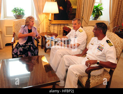 Michelle Morin-Doyle, links, kommissarischer Bürgermeister der Stadt Quebec, spricht mit Rear Admiral Gregory M. Nosal, Center, Kommandant der Carrier Strike Group zwei und CMdR Joseph C. Thomas, Recht, Kommandant der Fregatte USS DeWert (FFG 45), während einer Sitzung in Quebec City Hall 27. Juli 2012. DeWert besucht Städte in Amerika und Kanada anlässlich der Zweihundertjahrfeier der Krieg von 1812. (Foto: U.S. Navy Mass Communication Specialist 2. Klasse Dustin H. Good/freigegeben) 1812 Gedenken an Quebec City Hall 120727-N-NX659-051 Stockfoto