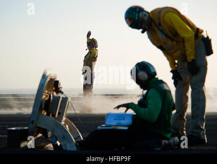 Seeleute an Bord der USS Carl Vinson (CVN 70) bereiten Flugzeuge vor und starten sie mit Bugkatapulten als Teil der Carl Vinson Carrier Strike Group, die die Seeverkehrssicherheit und Theaterkooperation im Gebiet der 5. Flotte unterstützt. Stockfoto