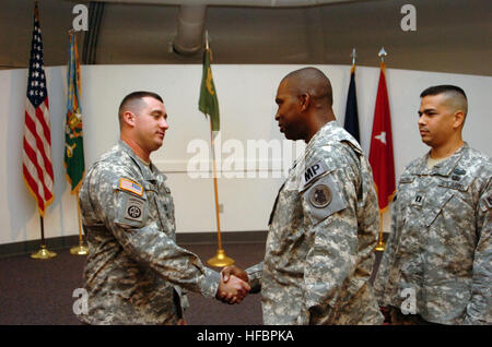 Outgoing-Kompanie-Kommandant, Kapitän Kevin Behler, der 193. Military Police Company, Hände schütteln mit Oberstleutnant Alexander Conyers während einer Änderung der Befehl Zeremonie hier 14. August 2008. Die 193. bietet die meisten Haft Operationen für JTF Guantanamo. JTF Guantanamo führt durch sichere und humane Pflege und Obhut von Festgenommenen feindlichen Kämpfern. Die JTF führt Verhör Operationen um strategische Intelligenz zur Unterstützung der globalen Krieg gegen den Terror zu sammeln und Law Enforcement und Kriegsverbrechen Untersuchungen unterstützt. JTF Guantanamo engagiert sich für die Sicherheit und die Sicherheit der amerikanischen Service mem Stockfoto