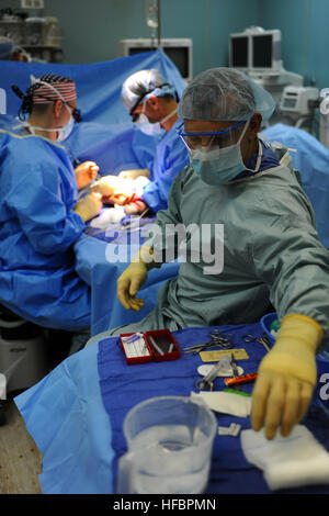 110703-F-CF975-020 PUERTO QUETZAL, Guatemala (3. Juli 2011) Hospital Corpsman 3. Klasse Erick McCormick, von Great Lakes, Illinois, erreicht für Gaze Reparatur intraoperativ eine Sehne an Bord das Military Sealift Command Hospital ship USNS Comfort (T-AH 20) in Puerto Quetzal, Guatemala während der anhaltenden Versprechen 2011. Weiterhin verspricht eine fünfmonatige humanitäre Hilfsmission, Karibik, Mittel- und Südamerika. (US Air Force Foto von Senior Airman Kasey schließen/freigegeben) - offizielle US Navy Bilder - Seemann erreicht für Gaze während einer Sehne Reparatur Chirurgie an Bord USNS Comfort Stockfoto