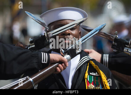 Während der San Francisco Fleet Week 2012 tritt die Zeremonialgarde der U.S. Navy zusammen mit der Navy Band auf, um Veteranen zu ehren und die Fähigkeiten, das Personal und die Technologie der Navy, der Marines und der Küstenwache zu präsentieren. Stockfoto