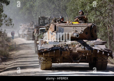 Ein deutscher gestaltete Leopard AS1 Gun Panzer aus der 1st Armored Regiment (1ARMD) beteiligt sich an einer simulierten Schlacht während der Talisman Saber 2005-Übung auf dem Truppenübungsplatz Shoalwater Bay, Queensland, Australien (AUS). 1ARMD Leopard AS1 Stockfoto