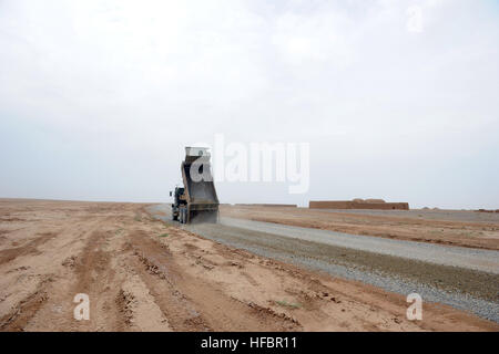 Ein Muldenkipper bedient werden der Provinz HELMAND, Afghanistan (19. April 2012) eine Seabee Naval Mobile Bau Bataillon (NMCB) 11 Deponien Kies für ein Straßenbauprojekt in der südlichen Provinz Helmand, Afghanistan zugewiesen. NMCB-11 ist in Gulfport, Mississippi, Gridley und ist im Einsatz in Afghanistan, General, Mobilität, Überlebensfähigkeit engineering Operationen, defensiven Operationen, Afghan National Army Partnerschaft und Ablösung der Einheiten in Afghanistan kombinierten und gemeinsame Operationen Bereich durchzuführen. (Foto: U.S. Navy Mass Communication Specialist 1. Klasse Jonathan Carmichael/freigegeben) 120419-N-UH3 Stockfoto