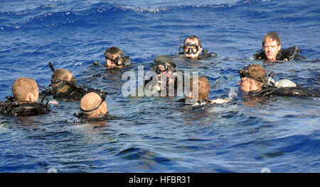 120220-N-ZK869-115 Pazifik (20. Februar 2012) Mitglieder des SEAL Delivery Vehicle Team (SDVT) 1 Schwimmer in einem Kreis Bildung nach dem Auftauchen von Notfällen aus der Patsche helfen Bohrer aus einer dry Deck Shelter während einer Übung im südlichen Pazifischen Ozean. Die Übungen bilden Betreiber und Taucher auf die Techniken und Verfahren im Zusammenhang mit der Lieferwagen und deren Funktionsweise. (Foto: U.S. Navy Mass Communication Specialist 3. Klasse Kristopher Kirsop/freigegeben) - offizielle US Navy Bilder - Dichtungen und Taucher von SEAL Delivery Vehicle Team 1 schwimmen zurück zu USS Michigan. (1) Stockfoto