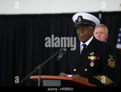 120117-N-AC887-784 Mountain View, Kalifornien (17. Januar 2012) im Ruhestand Chief Petty Officer Carl E. Clark liefert Bemerkungen nach Secretary Of The Navy (SECNAV) die ehrenvolle Ray Mabus ihn mit der Navy und Marine Corps Commendation Medal mit Kampf 'V' Gerät präsentiert. Mabus präsentierte die Medaille der 95 Jahre alte Clark für seine Taten während des zweiten Weltkriegs. (US Navy Foto von Chief Masse Kommunikation Spezialist Sam Rasierer/freigegeben) - offizielle US Navy Bilder - SECNAV vergibt Preis an einem 95 Jahr Tierarzt. Stockfoto