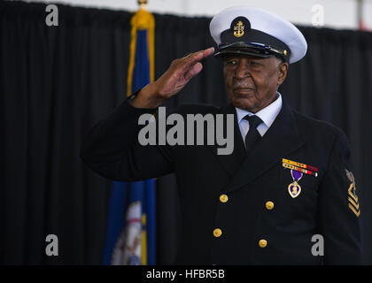 120117-N-AC887-512 Mountain View, Kalifornien (17. Januar 2012) im Ruhestand Chief Petty Officer Carl E. Clark begrüßt Secretary Of The Navy (SECNAV) die ehrenvolle Ray Mabus während er Sideboys durchläuft kurz vor Clark mit der Navy und Marine Corps Commendation Medal mit Kampf 'V' Gerät präsentieren. Mabus präsentierte die Medaille der 95 Jahre alte Clark für seine Taten während des zweiten Weltkriegs. (US Navy Foto von Chief Masse Kommunikation Spezialist Sam Rasierer/freigegeben) - offizielle US Navy Bilder - SECNAV vergibt Preis an einem 95 Jahr Tierarzt. (1) Stockfoto