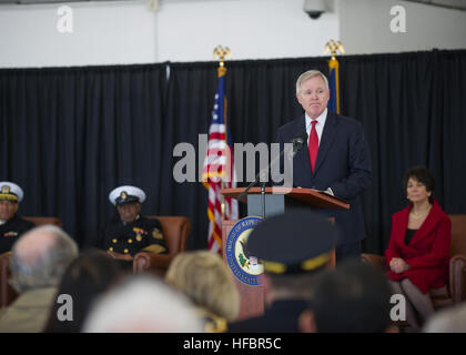 120117-N-AC887-602 Mountain View, Kalifornien (17. Januar 2012) Secretary Of The Navy (SECNAV) die ehrenvolle Ray Mabus liefert Bemerkungen während einer Zeremonie. Sekretärin Mabus präsentiert die Navy und Marine Corps Commendation Medal mit Kampf 'V' Gerät, Carl E. Clark, a 95-Year-Old Chief Petty Officer im Ruhestand für seine Taten während des zweiten Weltkriegs. (US Navy Foto von Chief Masse Kommunikation Spezialist Sam Rasierer/freigegeben) - offizielle US Navy Bilder - SECNAV vergibt Preis an einem 95 Jahr Tierarzt. (2) Stockfoto