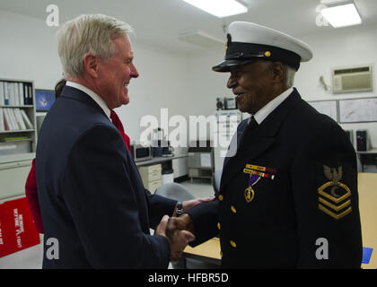 120117-N-AC887-446 Mountain View, Kalifornien (17. Januar 2012) Secretary Of The Navy (SECNAV) die ehrenvolle Ray Mabus grüßt im Ruhestand Chief Petty Officer Carl E. Clark vor ihm mit der Navy und Marine Corps Commendation Medal mit Kampf 'V' Gerät. Mabus präsentierte die Medaille der 95 Jahre alte Clark für seine Taten während des zweiten Weltkriegs. (US Navy Foto von Chief Masse Kommunikation Spezialist Sam Rasierer/freigegeben) - offizielle US Navy Bilder - SECNAV vergibt Preis an einem 95 Jahr Tierarzt. (3) Stockfoto