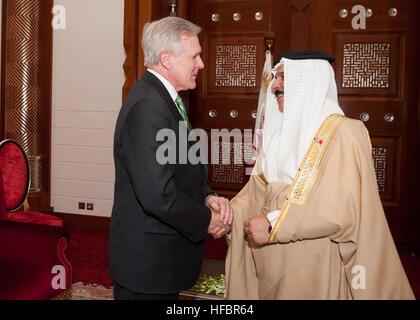 120425-N-AC887-007 Stadt MANAMA, Bahrain (25. April 2012) Secretary Of The Navy (SECNAV) trifft die Honorable Ray Mabus mit König von Bahrain, seine Majestät König Hamad bin Isa Al Khalifa im Safriya Palast in Bahrain. Mabus ist in Bahrain zu treffen mit Matrosen, Marines und Familienmitglieder, unsere langjährige Partnerschaft verbessern und Möglichkeiten für weitere Stabilität und Frieden in der Region zu diskutieren. (US Navy Foto von Chief Masse Kommunikation Spezialist Sam Rasierer/freigegeben) - offizielle US Navy Bilder - Secretary Of The Navy trifft sich mit Kronprinz von Bahrain. Stockfoto