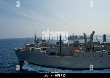 SOUTH CHINA SEA (16. Oktober 2012) The Military Sealift Command Trockenfracht und Munition Schiff USNS Richard E. Byrd (T-AKE-4), bottom, führt ein Nachschub auf dem Meer mit amphibischen Dock Landungsschiff USS Tortuga (LSD-46). Tortuga ist in den USA operierende 7. Flotte Aufgabengebiet. Der US-Marine ist ständig eingesetzt, um Frieden zu erhalten, zu schützen Handel und Aggression durch vorwärts Präsenz zu verhindern. Nehmen Sie das Gespräch in den sozialen Medien mit #warfighting. (Foto: U.S. Navy Mass Communication Specialist 3. Klasse Karen Blankenship/freigegeben) 121016-N-XY604-003 beitreten Gespräch ht Stockfoto