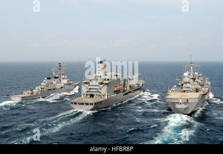 110218-N-9094S-427 Pazifik (18. Februar 2011) die US 7th Fleet Command Schiff USS Blue Ridge (LCC-19), rechts, das Military Sealift Command Flotte Nachschub Oiler USNS Tippecanoe (T-AO 199) und geführte Flugkörper Zerstörer USS Stethem (DDG-63) Verhalten eine im Gange Nachschub im Gange in den Pazifischen Ozean. Blue Ridge dient unter Commander Expeditionary Strike Group (ESG) 7/Task Force (CTF) 76, der Marine im Einsatz nur nach vorne Amphibienverband. (Foto: U.S. Navy Mass Communication Specialist 3. Klasse Brian A. Stone/freigegeben) - offizielle US Navy Bilder - Schiffe Verhalten unter Stockfoto