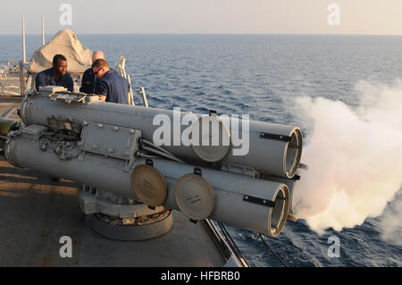 111019-N-XQ375-346 Arabisches Meer (19. Oktober 2011) Sonar Techniker Seemann Eugene Roberts, sehen Sie rechts und Chief Sonar Techniker Steven Kincade wie Sonar Techniker Seemann Darian Johnson ein Luft-Schnecke aus der MK-32 Oberfläche Schiff Torpedo Tube an Bord der geführte Flugkörper-Zerstörer USS Mitscher (DDG-57 feuert). Mitscher bereitgestellt wird, in die USA 5. Flotte Aufgabengebiet Durchführung von maritimen Sicherheit und Unterstützung Missionen. (Foto: U.S. Navy Mass Communication Specialist 3. Klasse Deven B. King/freigegeben) - offizielle US Navy Bilder - Sonar Techniker Seemann Darian Johnson feuert eine Luft-s Stockfoto