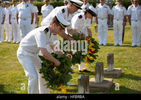 PORTSMOUTH, Virginia (17. April 2012) spanische Marine Matrosen legen Kränze während einer Zeremonie im Kapitän Ted Conaway Memorial Naval Cemetery. Der Kranzlegung wurde zur Erinnerung an drei Spanische Kriegsgefangene, die während des Spanisch-Amerikanischen Krieges in Portsmouth Naval Hospital starb. (Foto: U.S. Navy Mass Communication Specialist 2. Klasse William Jamieson/freigegeben) 120417-N-OV802-058 verbinden das Gespräch http://www.facebook.com/USNavy http://www.twitter.com/USNavy http://navylive.dodlive.mil - offizielle US Navy Bilder - spanische Marine Segler legen Kränze. Stockfoto