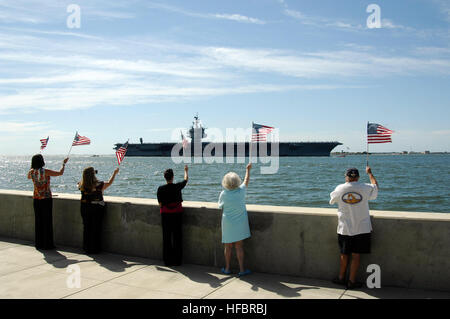 110715-N-YC845-534 NORFOLK (15. Juli 2011) Zuschauer Welle Fahnen aus Fort Monroe als der Flugzeugträger USS Enterprise (CVN-65) kehrt in der Naval Station Norfolk nach Abschluss einer sechsmonatigen Einsatz zu den US-5. und 6. Flotte Bereichen Verantwortung. (Foto: U.S. Navy Mass Communication Specialist 1. Klasse Julie Matyascik/freigegeben) - offizielle US Navy Bilder - Zuschauer Welle Fahnen aus Fort Monroe als USS Enterprise kehrt zurück nach Hause Stockfoto