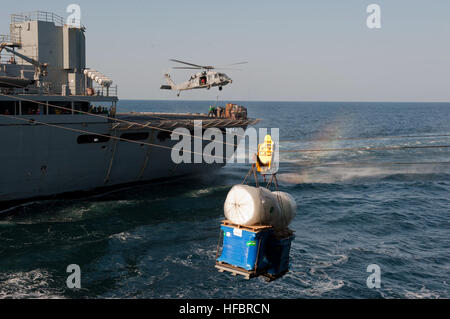 Arabisches Meer (8. November 2012) ein MH-60 s Sea Hawk Hubschrauber Hubschrauber aus der Eightballers der Hubschrauber Meer Kampf Geschwader (HSC) 8 Filialen aus dem Flugdeck Military Sealift Command greift schnell Kampfunterstützung Schiff USNS Brücke (T-AOE 10) während einer Auffüllung auf See mit dem Flugzeugträger USS John C. Stennis (CVN-74). John C. Stennis ist in den USA bereitgestellt 5. Flotte Aufgabengebiet Durchführung von maritimer Sicherheitsoperationen, Theater Sicherheitsbemühungen Corporation und Unterstützung Missionen für die Operation Enduring Freedom. (Foto: U.S. Navy Mass Communication Specialist 2. Cla Stockfoto