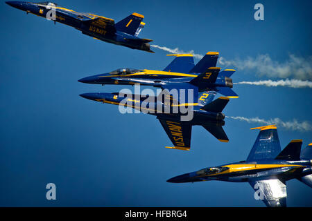 GEMEINSAME Basis ANDREWS, MD. (19. Mai 2012) der U.S. Navy Kampf Demonstration Squadron, die Blue Angels zeigen choreographierten Flug Fähigkeiten während der jährlichen gemeinsamen Service Open House bei Andrews Air Force Base in der Nähe von Washington DC. Foto: U.S. Navy Mass Communication Specialist 2. Klasse Todd Frantom/freigegeben) 120519-N-MG658-637 verbinden das Gespräch http://www.facebook.com/USNavy http://www.twitter.com/USNavy http://navylive.dodlive.mil - offizielle US Navy Bilder - die blauen Engel führen. (4) Stockfoto