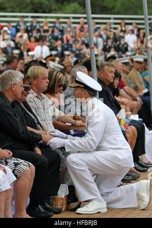 120505-N-XX082-117 EGLIN AIR FORCE BASE, Florida (5. Mai 2012) Chief of Naval Operations (CNO) ADM Jonathan Greenert präsentiert eine Flagge der Familie des gefallenen explosive Ordnance Beseitigung (EOD) Techniker und bietet seine tiefsten Dankbarkeit für ihr Opfer bei der EOD 43rd Annual Trauerfeier Kauffman EOD Training Complex. Die Namen der achtzehn Soldaten, Matrosen, Piloten und Marines wurden hinzugefügt, um das EOD-Denkmal auf der Eglin Air Force Base, womit die Gesamtzahl auf 287 Namen von Service-Mitglieder, die im Namen der Ehre, Land und Service geopfert haben. (US Navy Foto von Cryptologi Stockfoto