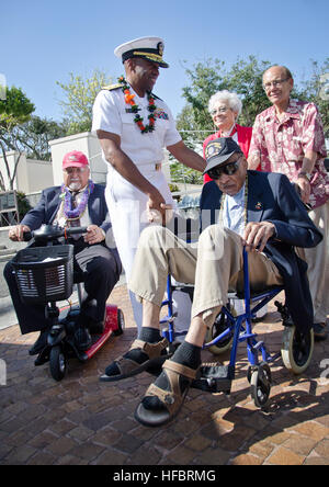 120521-N-RI884-183 PEARL HARBOR (21. Mai 2012) Rear Admiral Frank Ponds, Center, Kommandeur der Marine Region Hawaii, Naval Surface Group nahen Pazifik, grüßt überlebenden Mitglieder der Tuskegee Airmen bei einer Zeremonie im Gedenken an die Seeunfall West Loch Katastrophe während des zweiten Weltkriegs an der National Memorial Cemetery of the Pacific. Die West Loch Katastrophe war eine 1944-Vorfall, der an der Versenkung der mehrere kleine Schiffe, mehr als 100 Todesopfer und mehr als 400 Verletzten Personal geführt. (Foto: U.S. Navy Mass Communication Specialist 2. Klasse Daniel Barker/freigegeben)-offizielle US-Nav Stockfoto