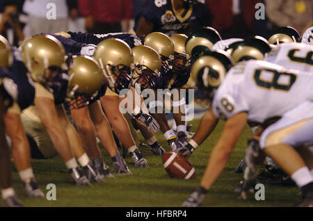 051222-N-9866B-079 San Diego (22. Dezember 2005) - die US Naval Academy Midshipmen positionieren sich defensiv in der Vorbereitung für ein Stück von der Colorado State Rams. Marine besiegt Colorado State 51-30 in der konstituierenden Poinsettia Bowl in San Diego im Qualcomm Stadium. Foto: U.S. Navy Journalist 2. Klasse Zack Baddorf (freigegeben) 2005PoinsettaBowl-Marine-LOS Stockfoto